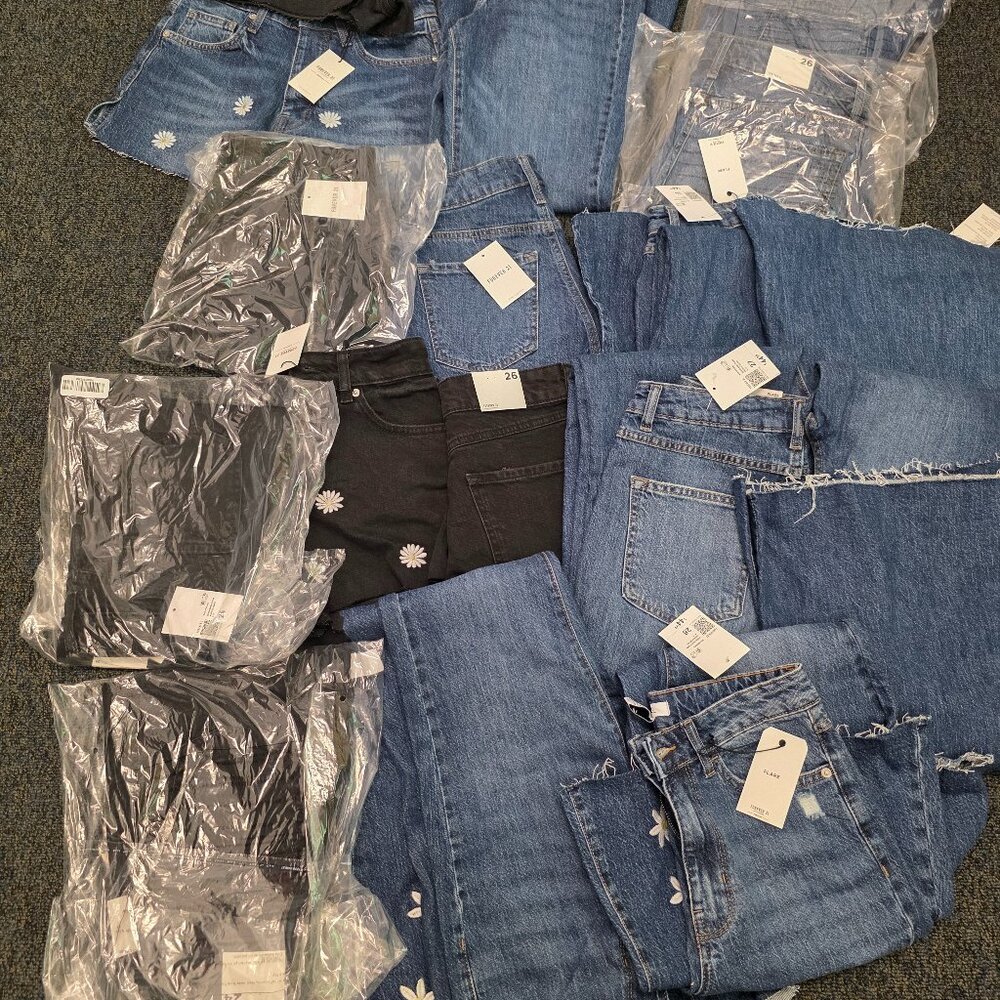 Multiples different sizes. 17 pairs of jeans. Shorts & pants